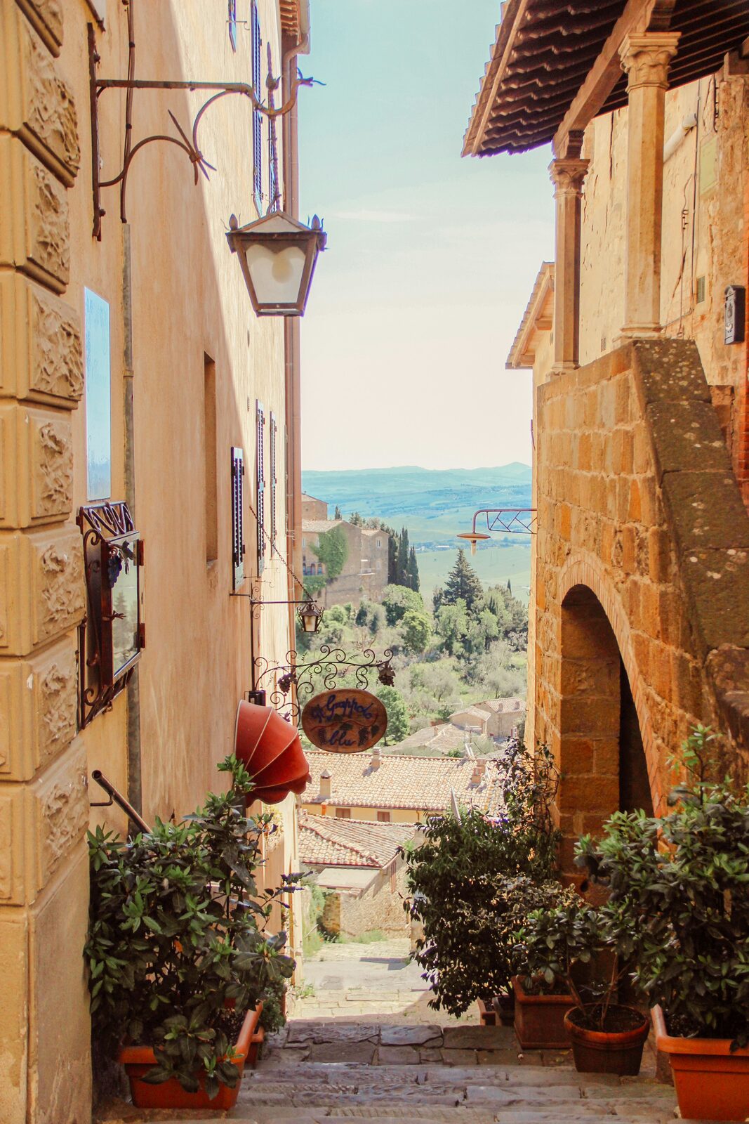 A quiet Tuscan hillside alley