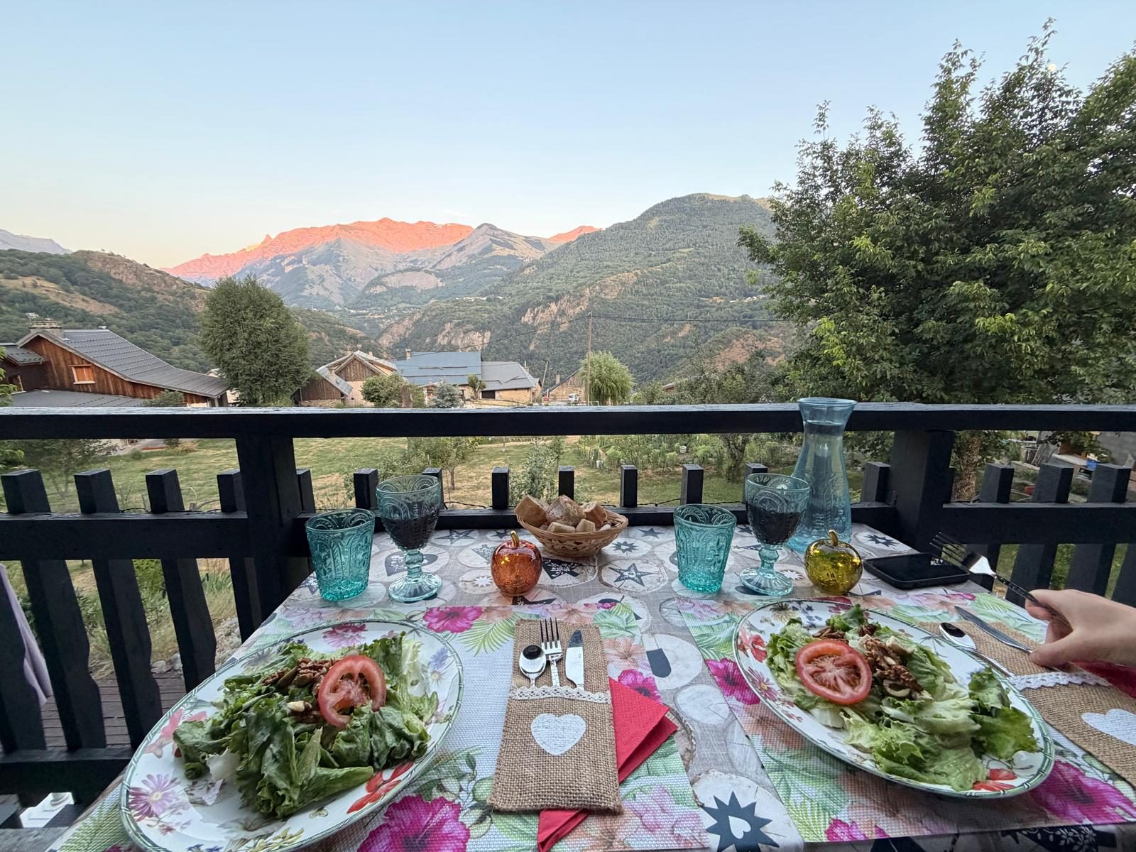 Abendessen auf dem Balkon, mit Blick ins Tal