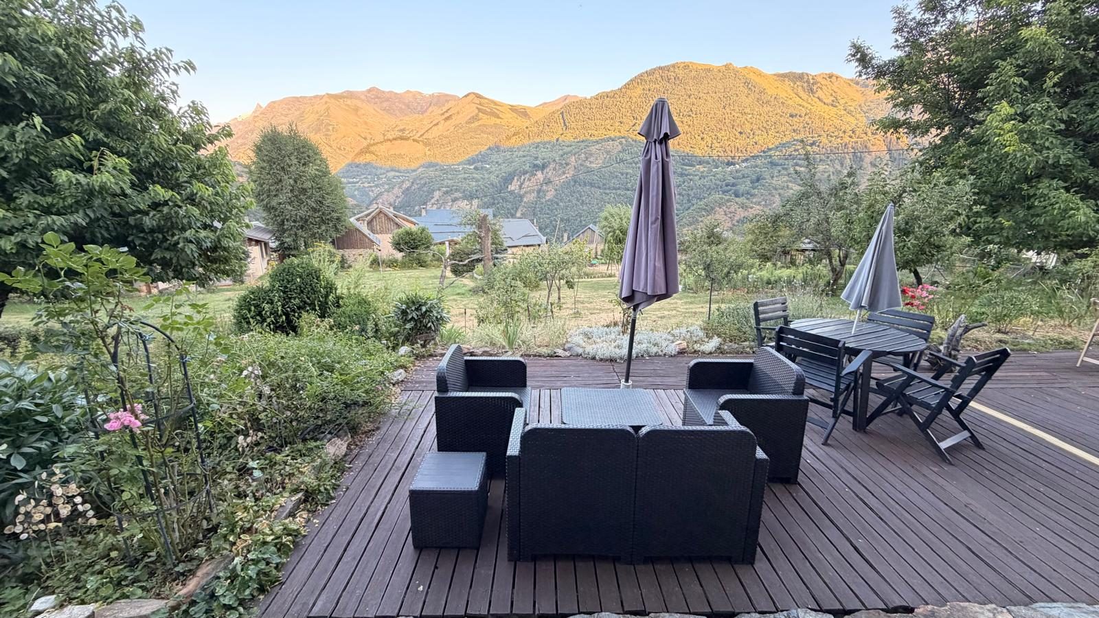 Der Garten bei Sonnenuntergang, mit Blick auf die Gipfel