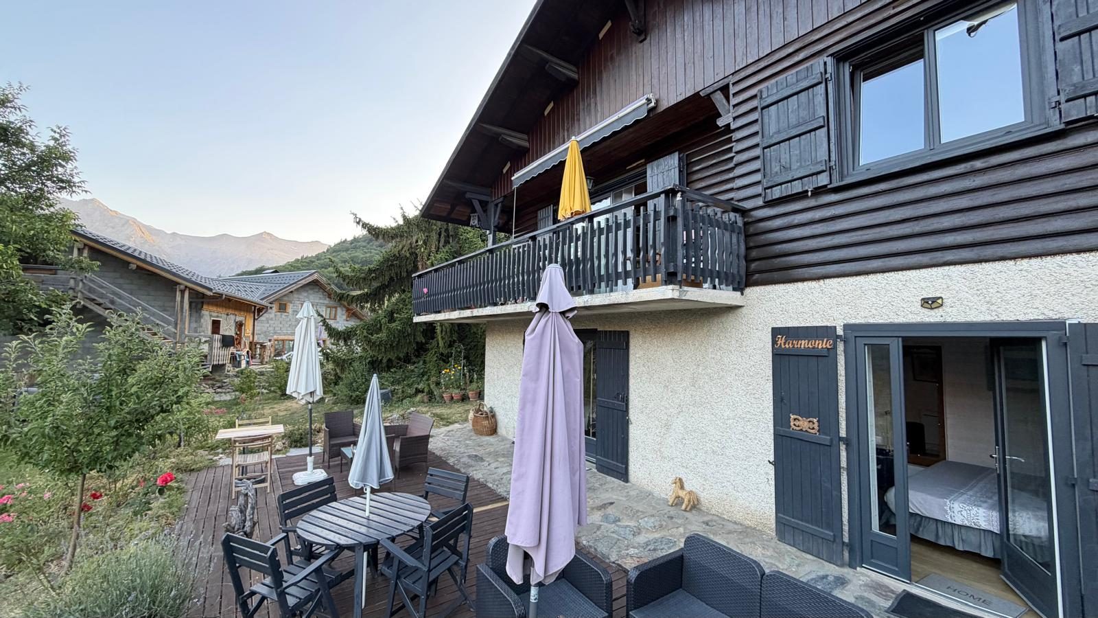Das Chalet und seine Terrasse