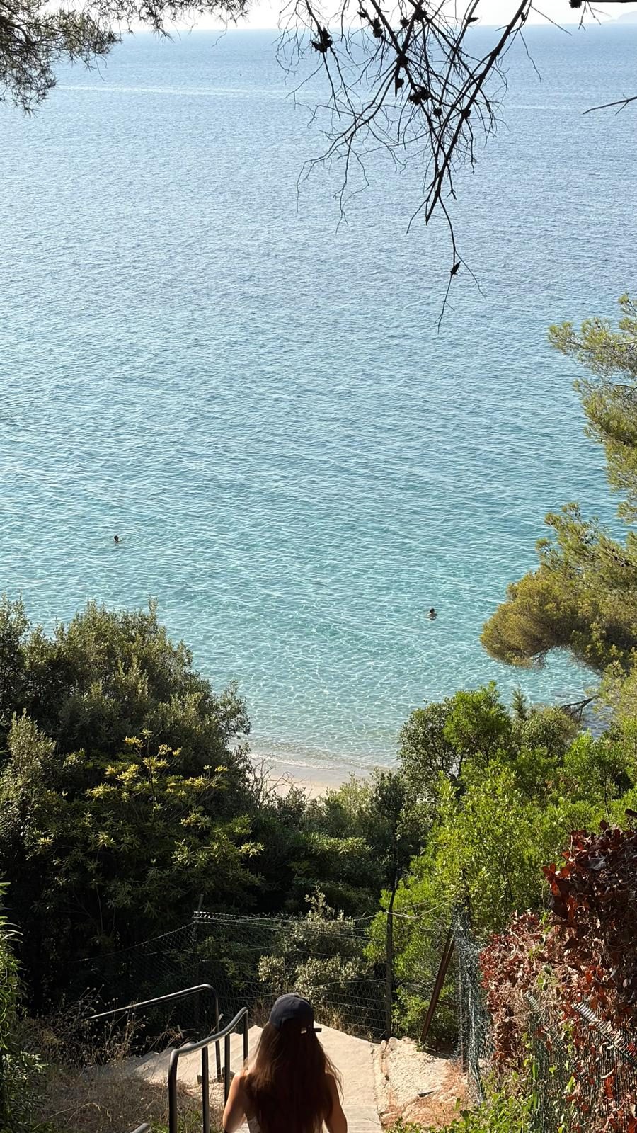 Blick vom Weg hinunter auf die Bucht