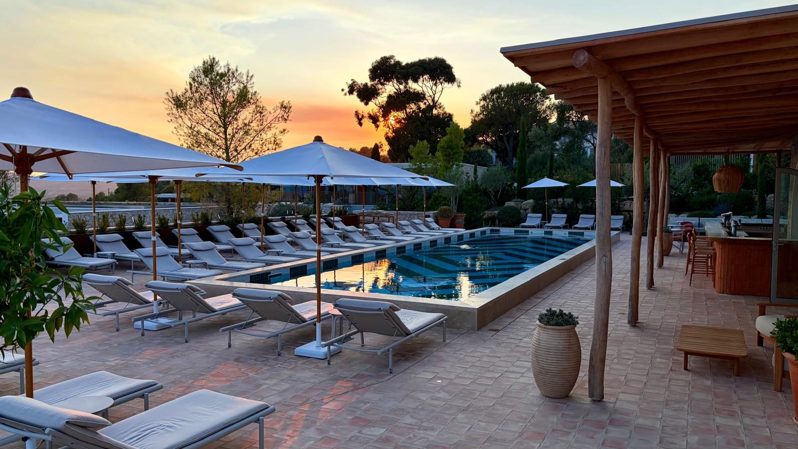 Der Pool bei Sonnenuntergang