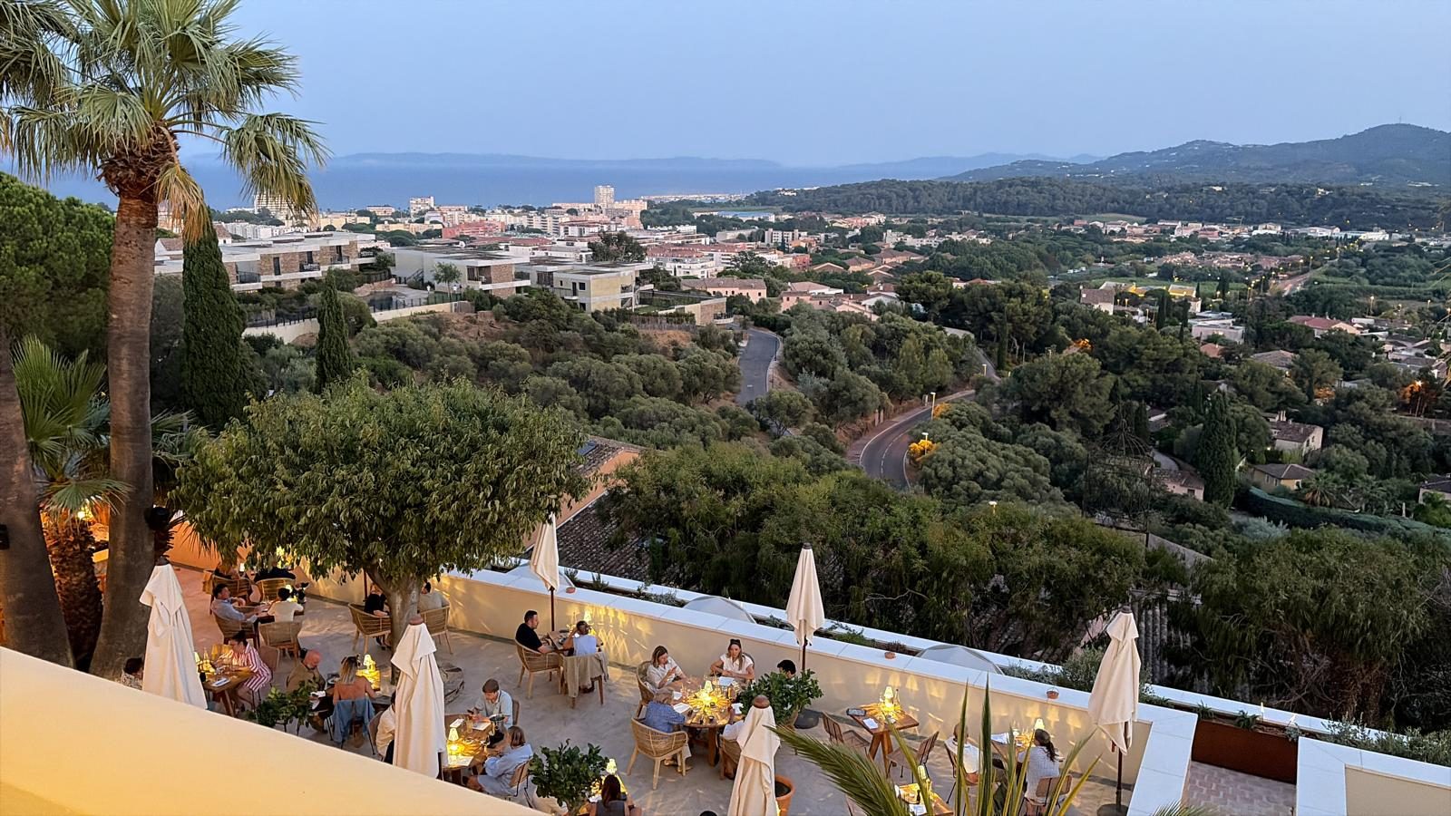 Die Terrasse, unten Bormes und die Bucht