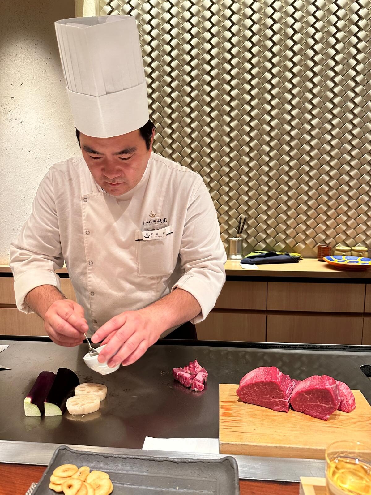 Der Koch am Teppan, das Kobe-Rind bereit