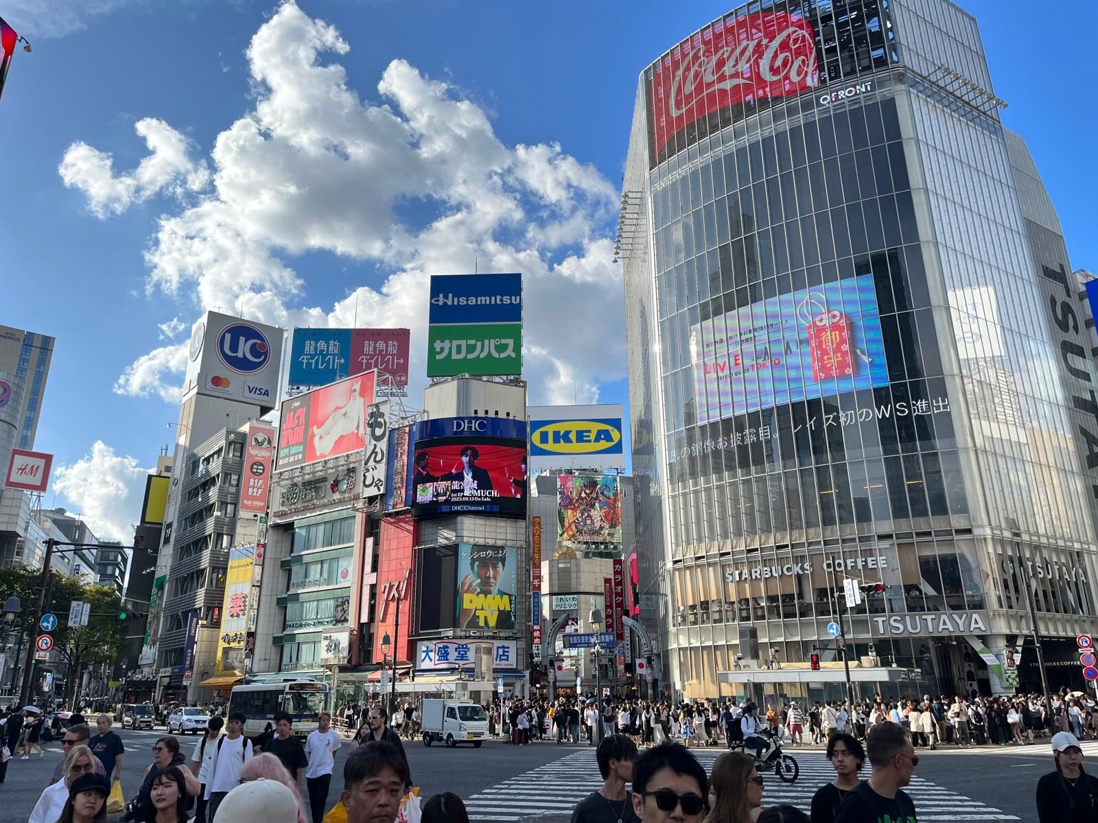 Die Kreuzung von Shibuya mit ihren Bildschirmen