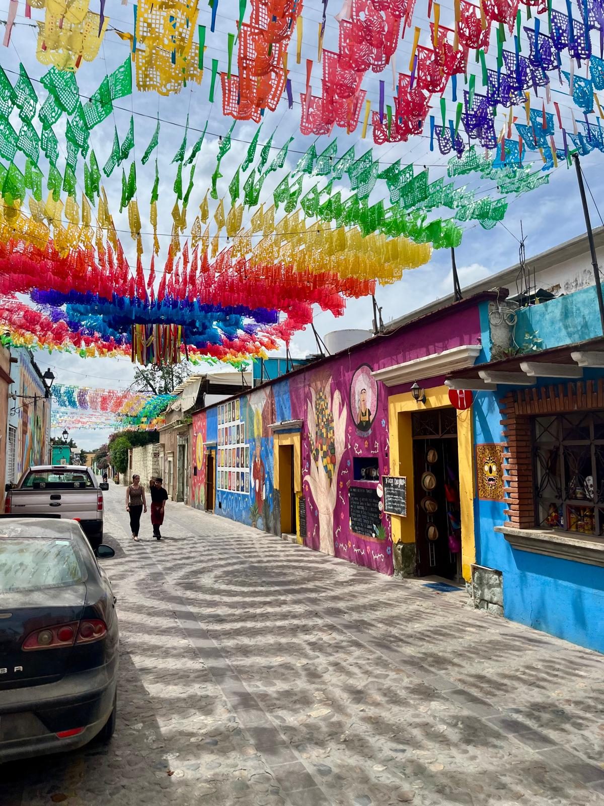 Papel picado sopra le strade